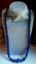 Halskette aus Lapislazuli im Verlauf°.