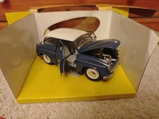 Modellautos 1:18 Revell Lloyd Alexander TS blau mit weißem Dach