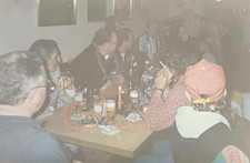 Männer und Frauen sitzen