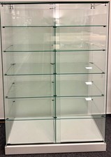 Edle Vitrine(n) aus Glas, abschließbar, mit weißem Sockel f Selbstabholer