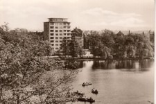 Postkarte :  KARL MARX STADT - Schlossteich mit  Hochhaus  ; ca. 1960