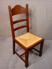 Klassischer Holzstuhl mit