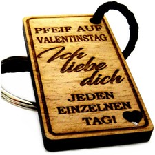 Lieblingsmensch® Schlüsselanhänger aus Holz Modell: Pfeif auf Valentinstag