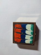 Stabiler Taschen-/Reiseaschenbecher, emailliert, mit sicherem Verschluß.