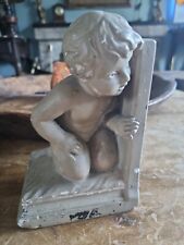 Kleine bemalte sitzende Gips