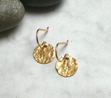 Kleine Ohrringe Goldscheibe gehämmert 925 Silber vergoldet, Ohrhänger Dot h994
