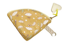 kleine halbrunde Täschchen  beige Regenschirme Taschenanhänger Größe 10 cm