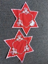 2 Stk Weihnachtsdeckchen Sternform rot 23 cm bestickt Stickerei  Untersetzer