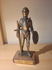 Ritterfigur auf Holzsockel