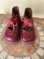 alte Kinderschuhe aus rotem