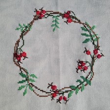 Hagebuttenkranz Stickbild