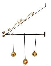 Antike Werbung - großes schmiedeeisernes Pfandleiher Ladenschild an Wandhalterung