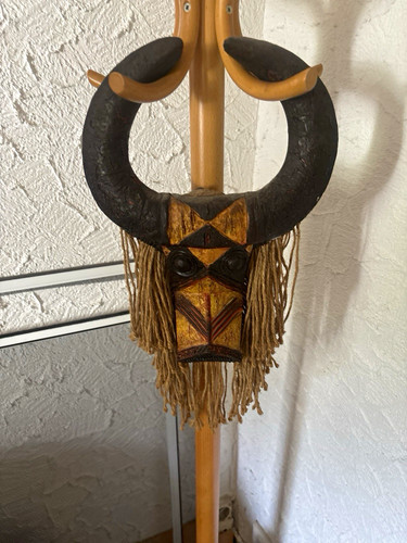 Afrikanische holzmaske mit - afrikanische,
