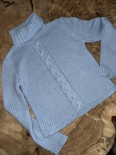 hellblauer Strickpullover mit Rollkragen und einem Zopfmuster Größe S