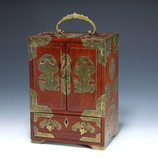 Hölzerner Schmuckkasten mit