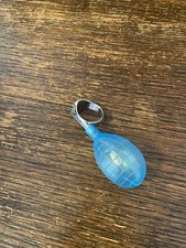 Scherzartikel: Ein Ring, unauffällig zu tragen, dann mit Wasser spritzen