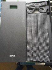 Original Hugo Boss Fliege & Kummerbund Seide Schwarz Weiß Ungetragen Top In Box