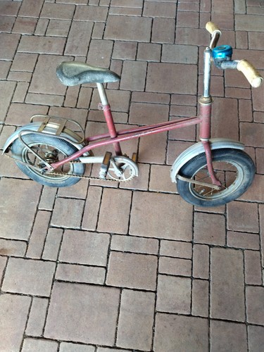 Kleines altes kinderfahrrad - altes,