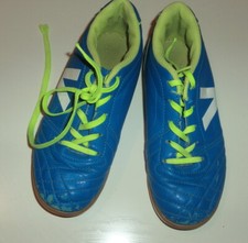 Blaue Hallensport-Schuhe mit heller Sohle und grünen Schnürsenkeln Gr. 32