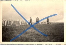 WK2 Foto 1940 Frankreich Deutscher Soldat auf großem Soldatenfriedhof