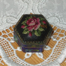 Eckige Pillendose Metall mit Deckel Stickmotiv Rose Schmuckdose Messing