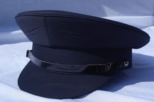 Marineblaue Schirmmütze im