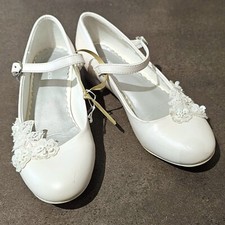 Weiße festliche Schuhe