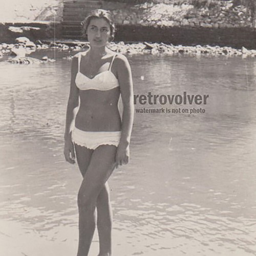 Schöne bikini frau steht - frau,