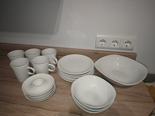 Geschirr in weiß Tassen Teller Schüsseln Eierbecher