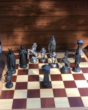 Schachbrett aus Holz mit schweren Zinnfiguren 