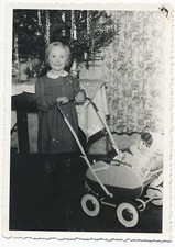 Mädchen mit Kinderwagen an