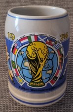 Krug WM 1974 Pokal vor Weltkarte, kl. Fahnen Teilnehmer, Willie 66/ Juanito '70