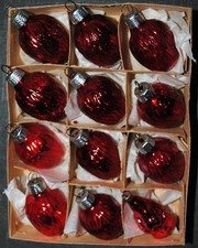 alter Christbaumschmuck aus Glas, rote Nüsse/Santa