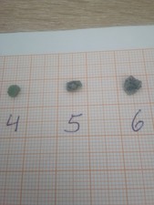 kleine Rohsmaragde wie abgebildet im Originalgestein nr sm 5