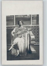 12040616 - Frau mit einer