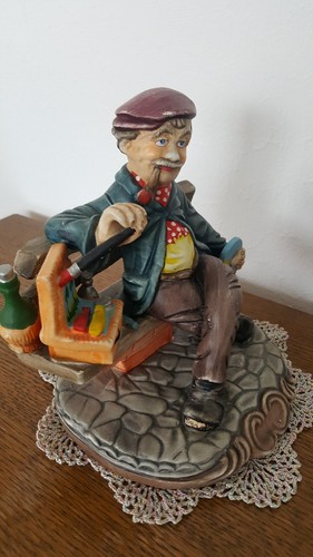 Tonfigur maler auf ruhebank - maler,