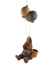 Osterhase an 3 Ballons hängend Keramik Handarbeit Bemalt Zum Aufhängen Höhe 12cm