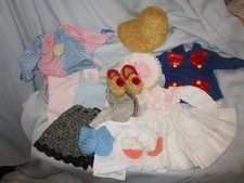 KONVOLUT PUPPENKLEIDUNG MITTLERE GRÖSSE 13 Teile Schutenhut-Strickröcke-Schuhe