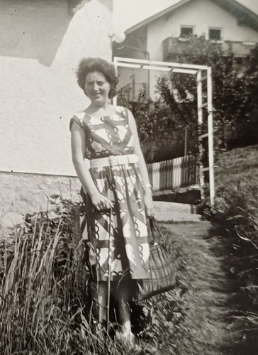 Junge frau mit tollem - junge, kleid