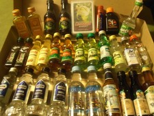 29 Mini-Flaschen, Miniaturflaschen Wodka, Likör, u.a. Spirituosen (alt) + Karten