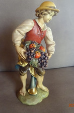 Holzfigur Junge mit Obstkorb