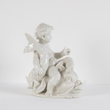 Nymphenburg Figur Putto auf
