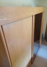 Schwebetürenschrank, Massivholz mit Spiegel.Länge: 2,10m, Tiefe: 1,40m.