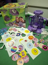 "Badge it" - Bandai Button-Maker  (2002) – Retro, kompatibel mit Nachfüllpacks