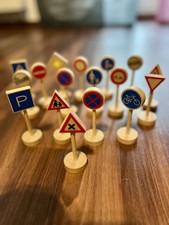 Verkehrsschilder aus Holz für