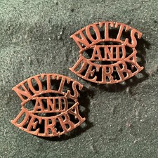 2 x Notts und Derby Regiment Sherwood Foresters Schulter Titel Abzeichen Messing. Ab81