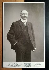 stehender Mann mit Bart Glatze