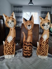 3 kleine Katzenskulpturen aus Holz 40cm groß