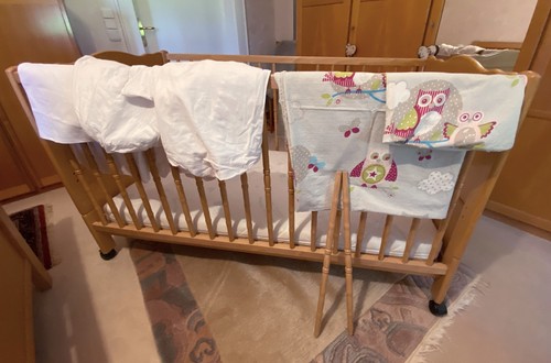 Kindergitterbett aus hellem