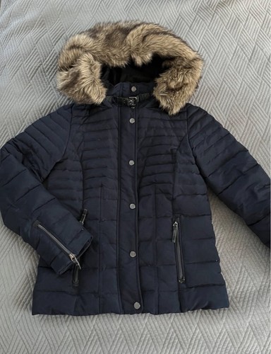 Dunkelblaue daunenjacke mit - daunenjacke,